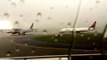 Bolt of lightning strikes Delta Airlines plane during thunderstorms at Atlanta airport - Video Dailymotion