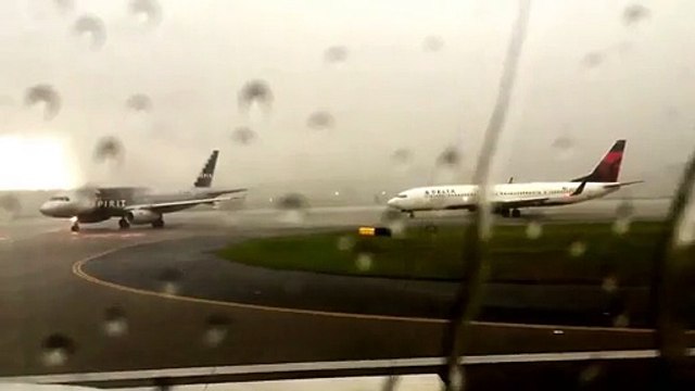 Bolt of lightning strikes Delta Airlines plane during thunderstorms at Atlanta airport - Video Dailymotion
