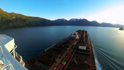 Video of super Oil Tanker accosting in Alaska.. Beautiful