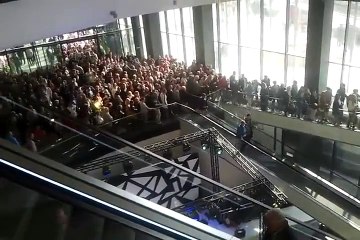 2 vieux essaient de monter un escalator dans le mauvais sens pour des burgers gratuits... FAIL