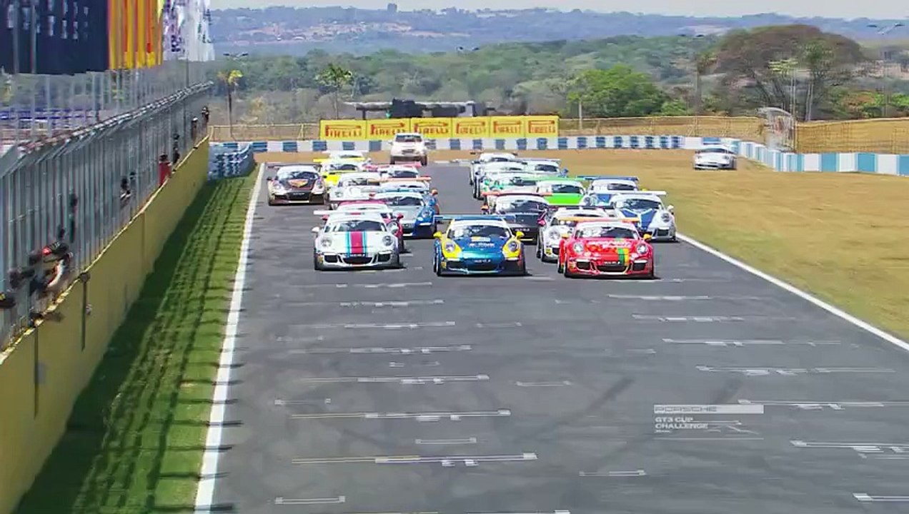 Pedro Piquet fait une dizaine de tonneaux en Porsche GT3