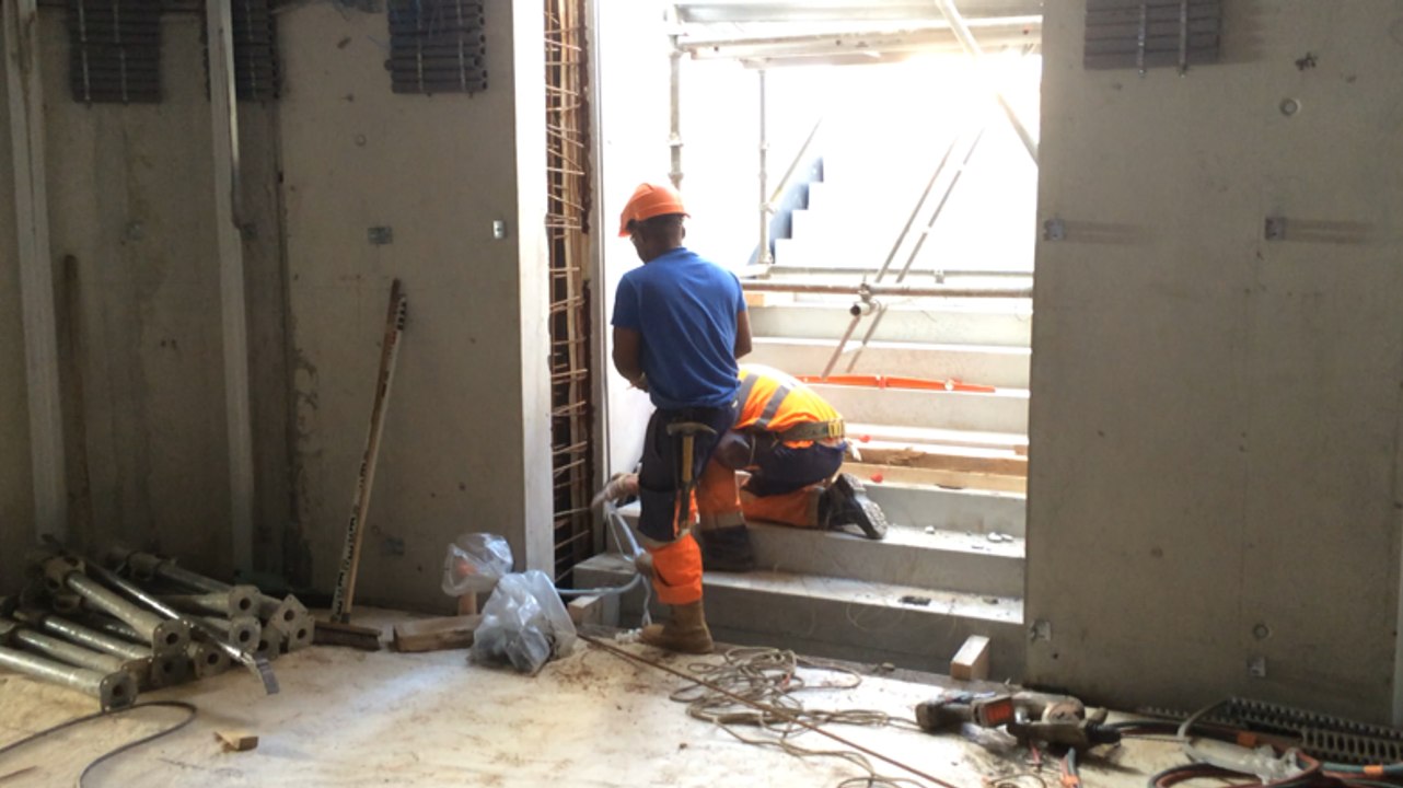 Pose d'un des escaliers du souterrain en gare de Redon