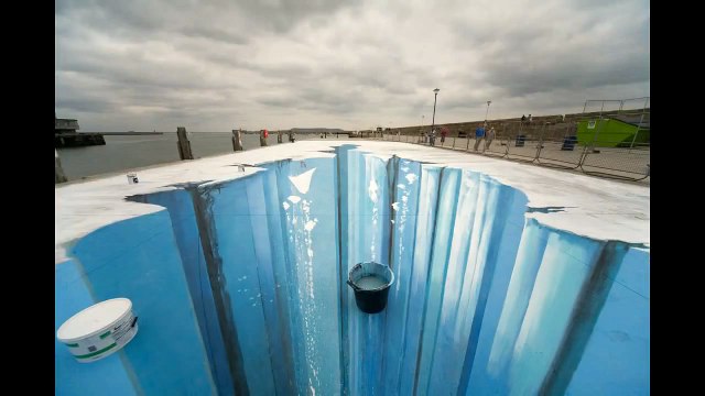 Caddenin ortasında açılan kocaman bir çukur