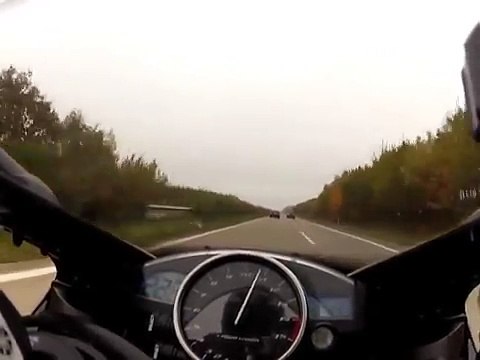 Mercedes C63 AMG dá bruta coça a Yamaha R1 a mais de 300km/h!!!