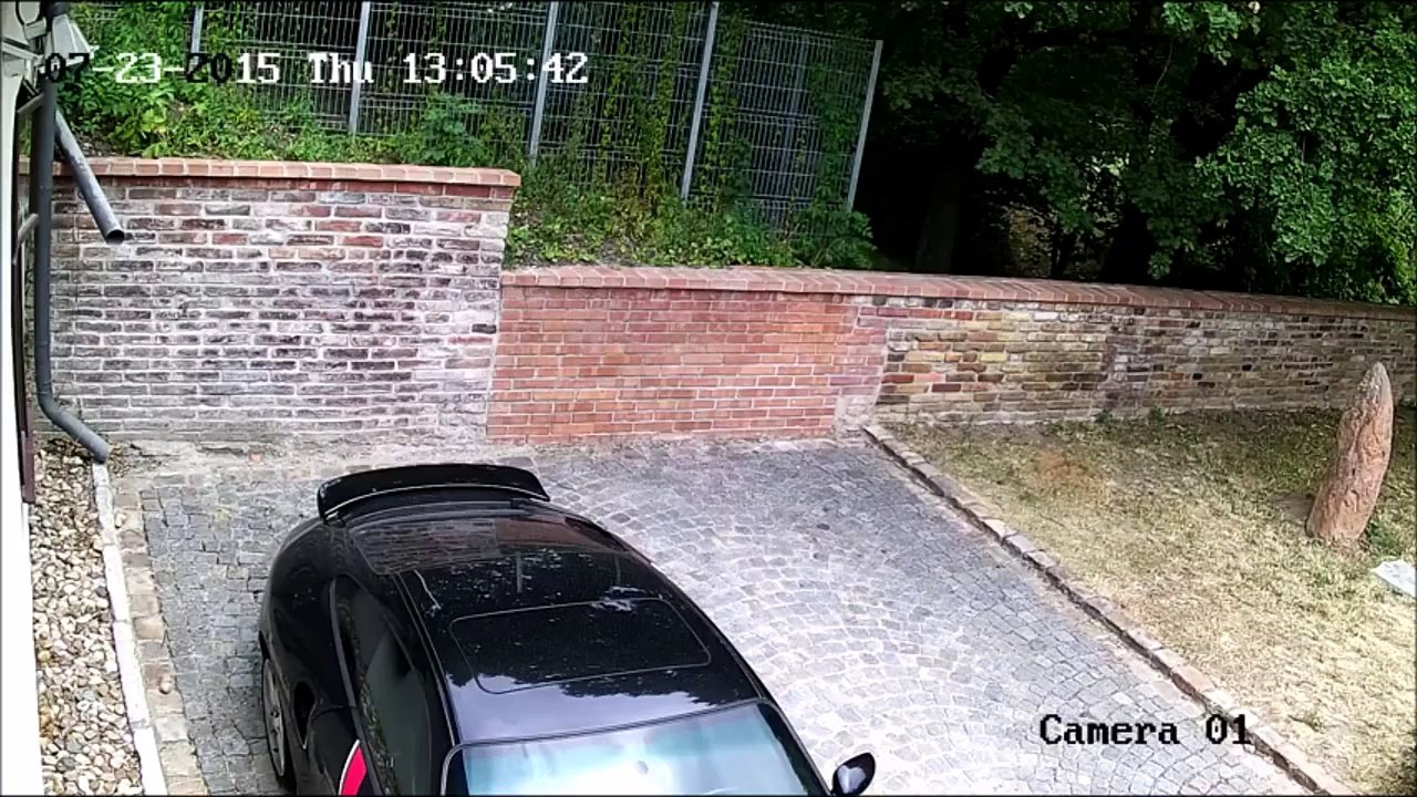 A guy vandalize a Porsche 911
