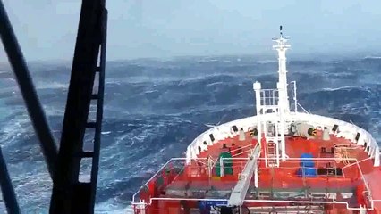 Dev dalgaların arasında kalan Gemi