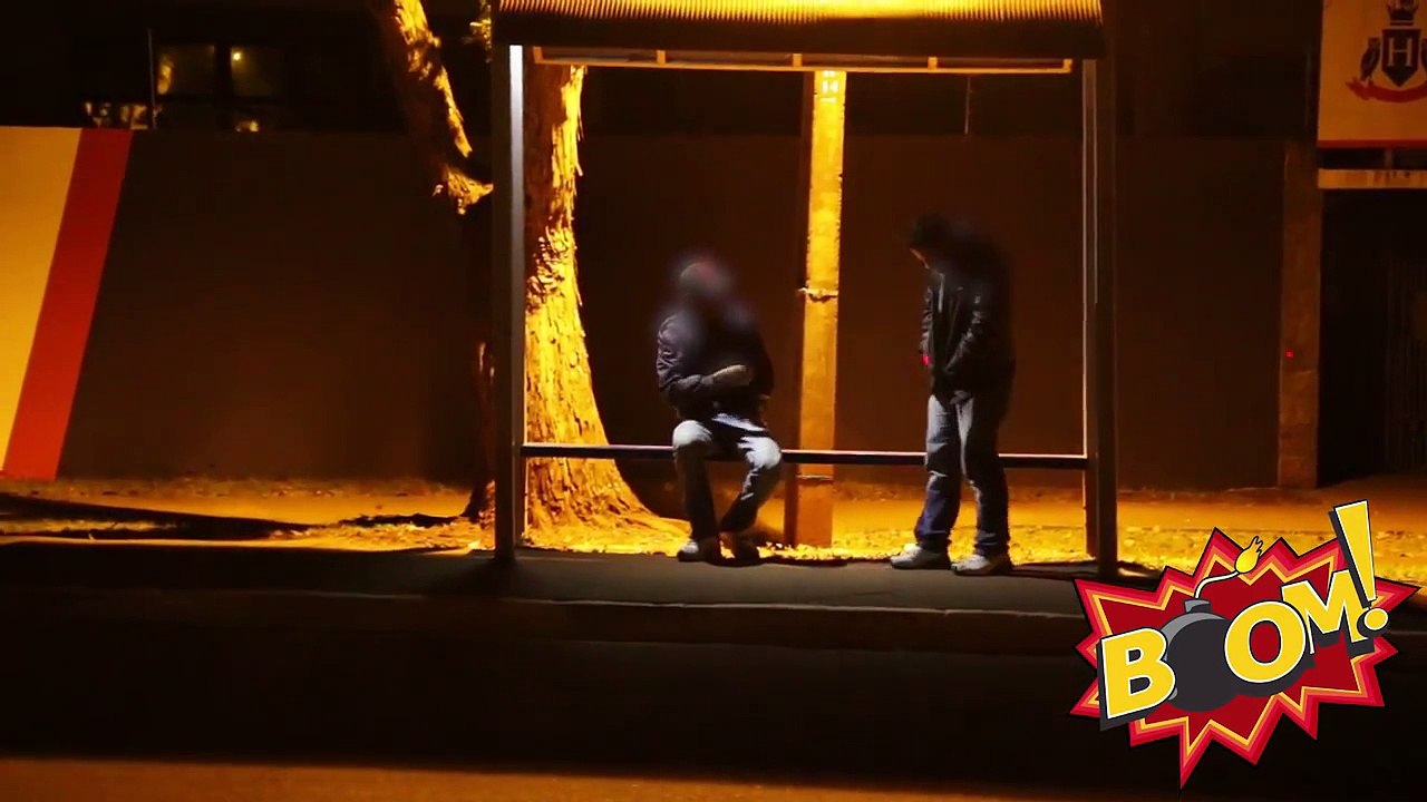 PEGADINHA:Tiro no Ponto de Ônibus 2 (Bus stop Sniper Prank 2)