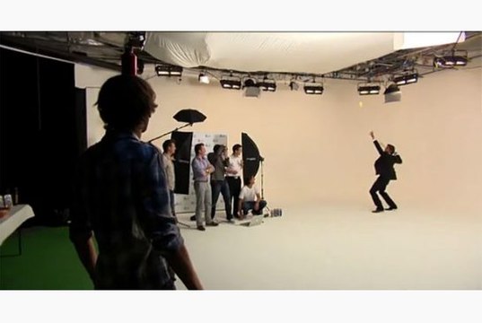 Roger Federer Hits Bottle Off Man's Head - No one Could Have Done This