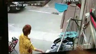 Guy steals and sniffs woman's underwear