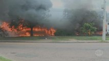 Vândalos queimam ônibus em protesto contra morte de traficante em Porto Alegre