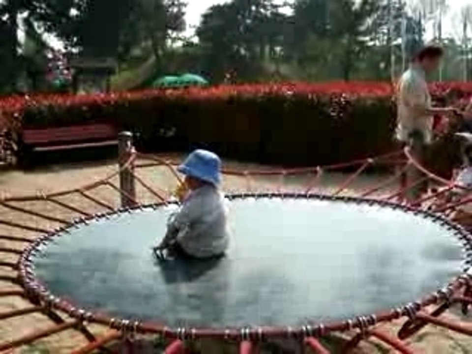 thomas sur le trampoline