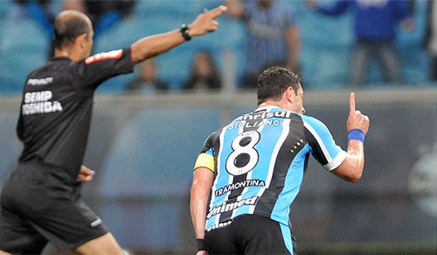 Grêmio vence o Avaí na Arena e cola no Galo