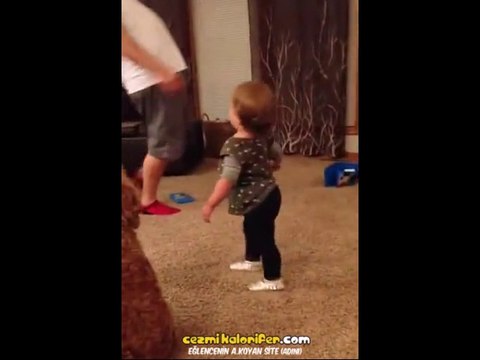 Hamile Annesinin Yürüyüşünü Taklit Eden Bebek