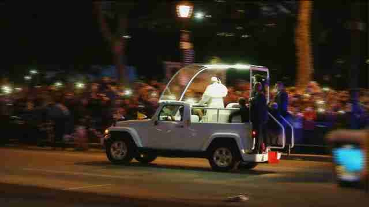 Un ambiente festivo arropa al papa en Filadelfia