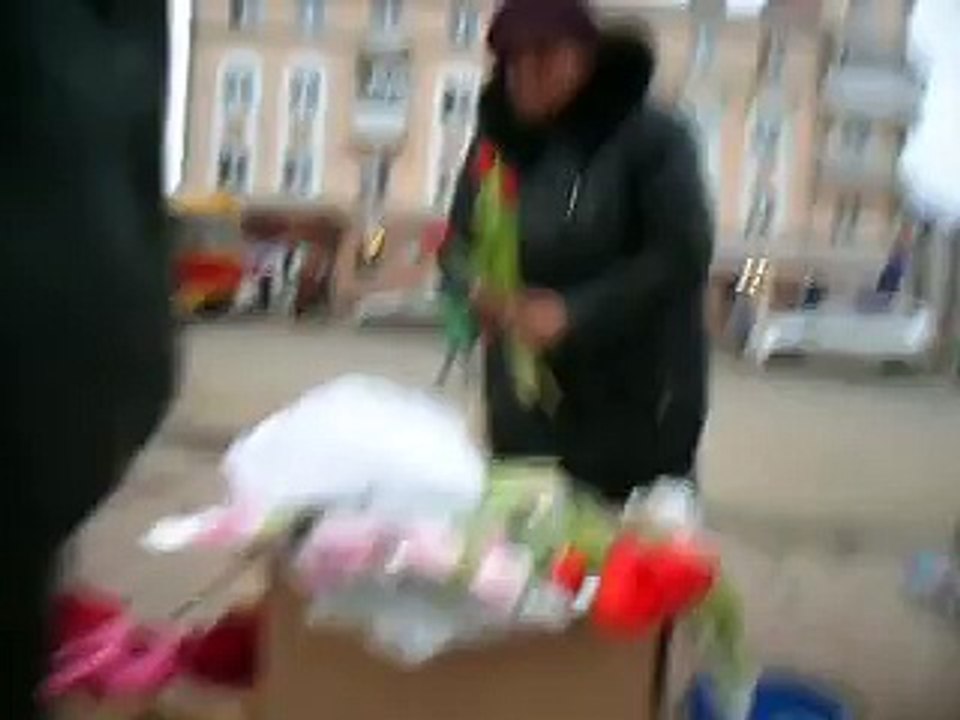 Бабушка торгует цветы
