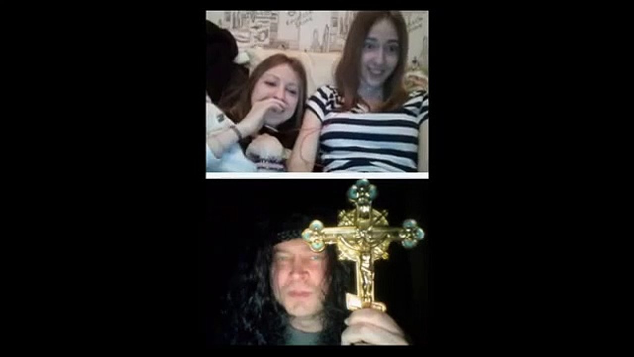 У мужчины золотой крест и Девушки