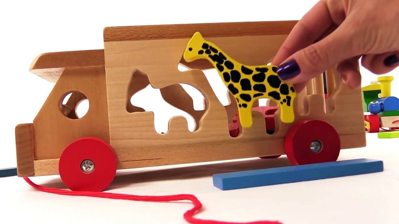 Oyuncaklarla oynuyoruz - Hayvanlar ahşap kamyonet ile ormana gidiyor