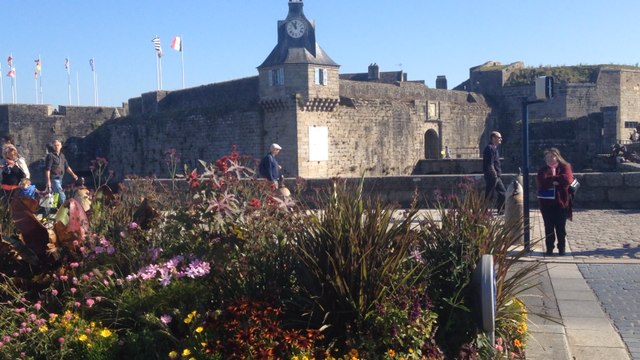 Saut des parachutistes de l'école des troupes aéroportées de Pau