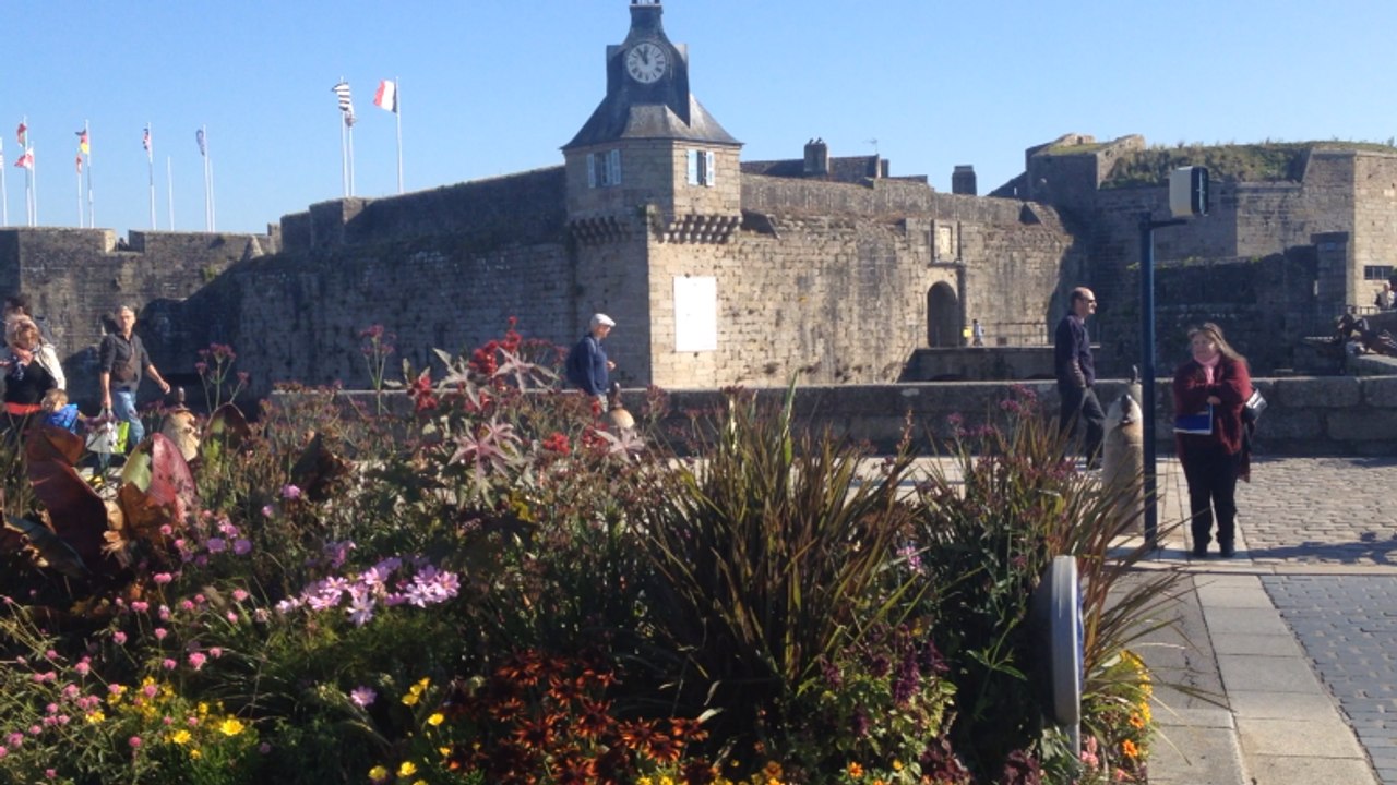 Saut des parachutistes de l'école des troupes aéroportées de Pau