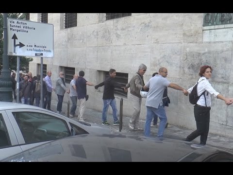 Napoli - Poliziotto ferito, catena umana dell'Antiracket (26.09.15)