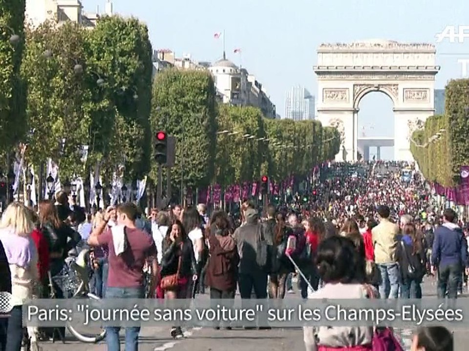 Paris: Anne Hidalgo lance la "journée sans voiture" sur les Champs-Elysées