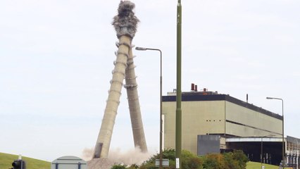 Démolition parfaite de 2 tours d'une usine de production d'énergie