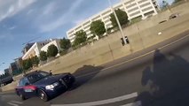 Des flics demandent à un motard de faire un wheelie et essaient de l’arrêter... WTF??