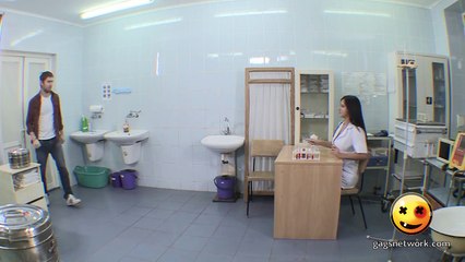 Crazy TV Pranks A Bloody Bathroom Mess (HD)