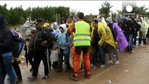 Weitere Flüchtlinge kommen bei Regen und Kälte nach Kroatien