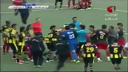 Un gardien tunisien fait une "cantona" à un attaquant - (Iheb Mbarki vs. Ben Guerdane)