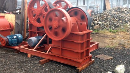 Une machine qui écrase des rochers en granite - Impressionnant!