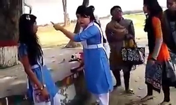 دیکھیے یہ لڑکیاں مل کر ایک لڑکی کو کس طرح مار رہی ہیں ۔۔ کیا کیا ہے اس نے