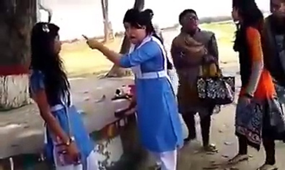 دیکھیے یہ لڑکیاں مل کر ایک لڑکی کو کس طرح مار رہی ہیں ۔۔ کیا کیا ہے اس نے