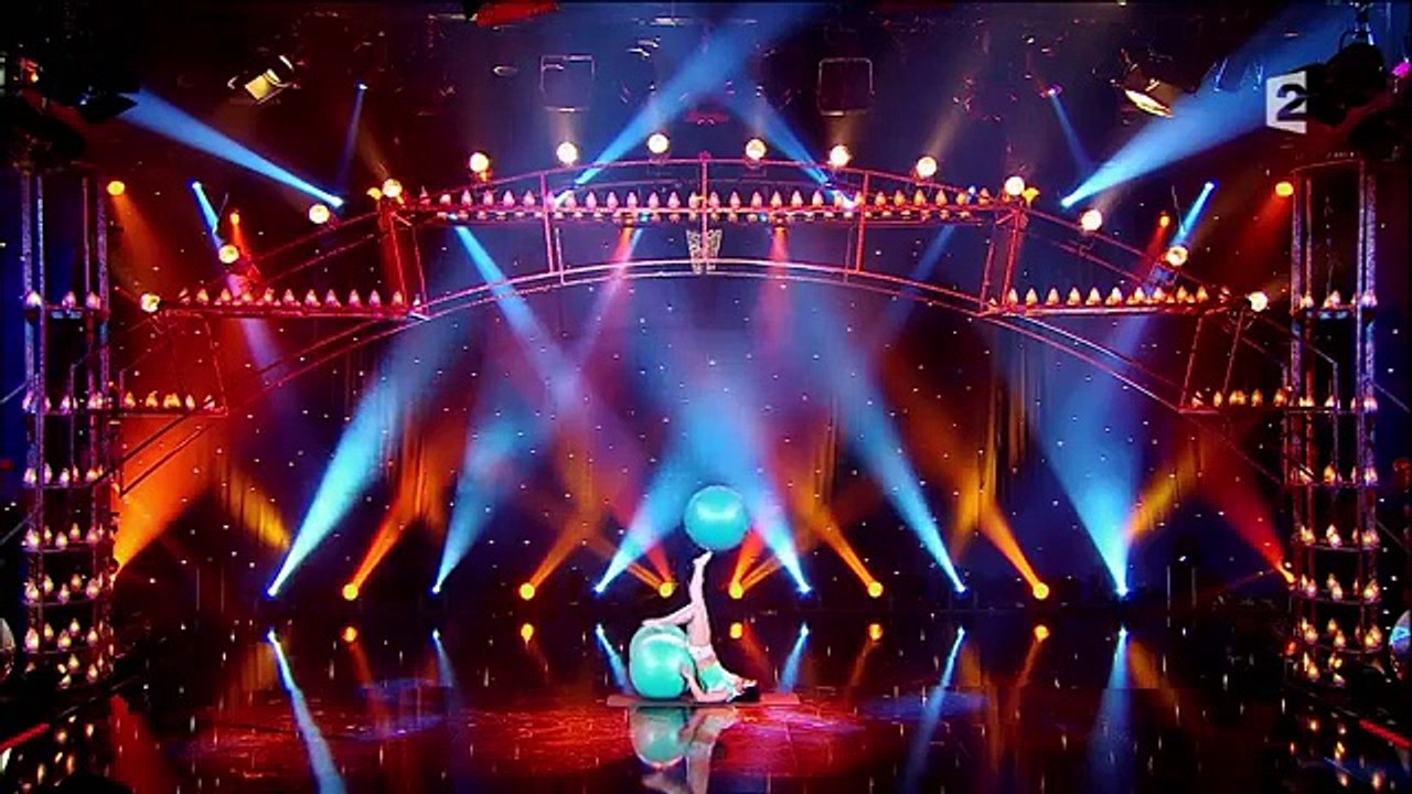 Ce que cette femme fait avec ses gros ballons bleus est extraordinaire