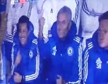 José Mourinho fait un doigt d'honneur après le coup de sifflet final contre Walsall