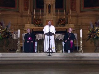 "Dieu pleure" pour vous, dit le pape à des victimes de pédophiles