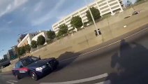 Un policier demande un wheeling puis essaie d'arrêter le motard