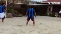 Fantastica acrobazia in spiaggia, ecco l'ultima meraviglia di Ronaldinho