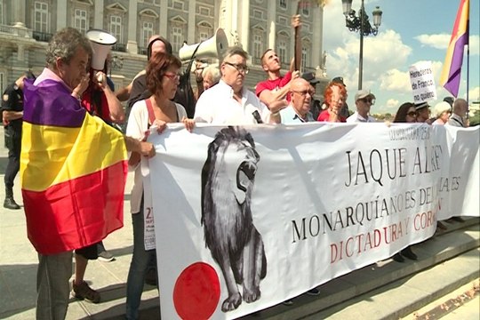 Cientos de personas en la marcha 'Jaque al Rey'