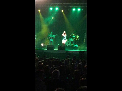 Nuria Fergó: Concierto en Parla, interpretando el tema No hay noche