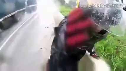 Motorsiklet Kazası Sırasında Kız Arkadaşını Tutarak Olası Kötü Sonuca Karşı Koruyan Adam