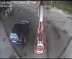Araba benzin pompasını yerinden söktü ☆ Komedi ve Eğlence izle (video)  ツ