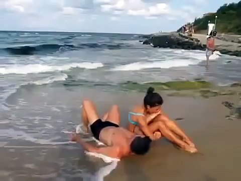 Bir plaj Bir Kız Birde Erkek ☆ Komedi ve Eğlence izle (video) ツ