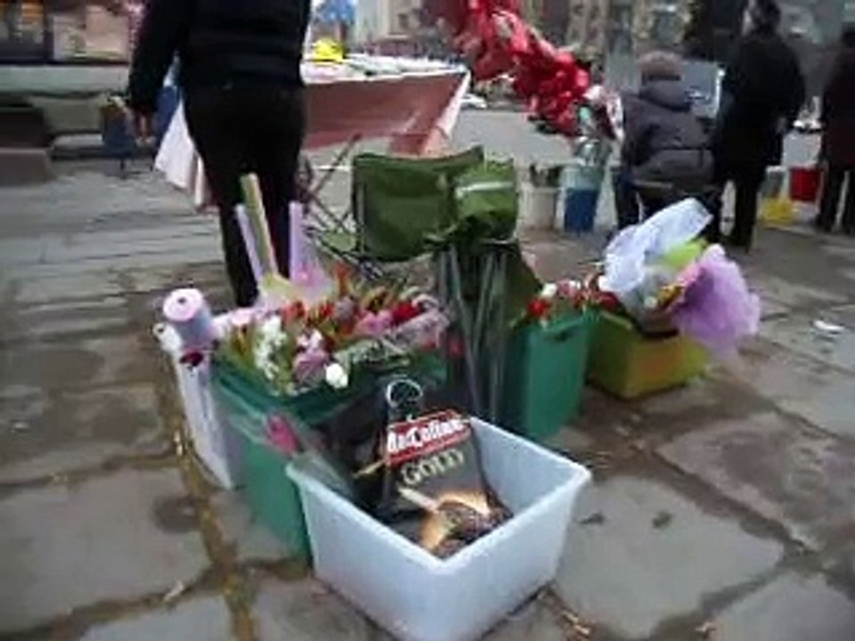 Уличные продавцы продают цветы в городе Орле Возле цума Город Орёл Восьмое марта 2015 год Март