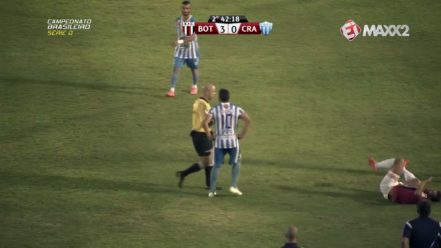 Danilo Medeiros é expulso após carrinho sem bola