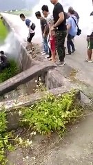 Une voiture de rallye rate son virage et se crash à Taïwan