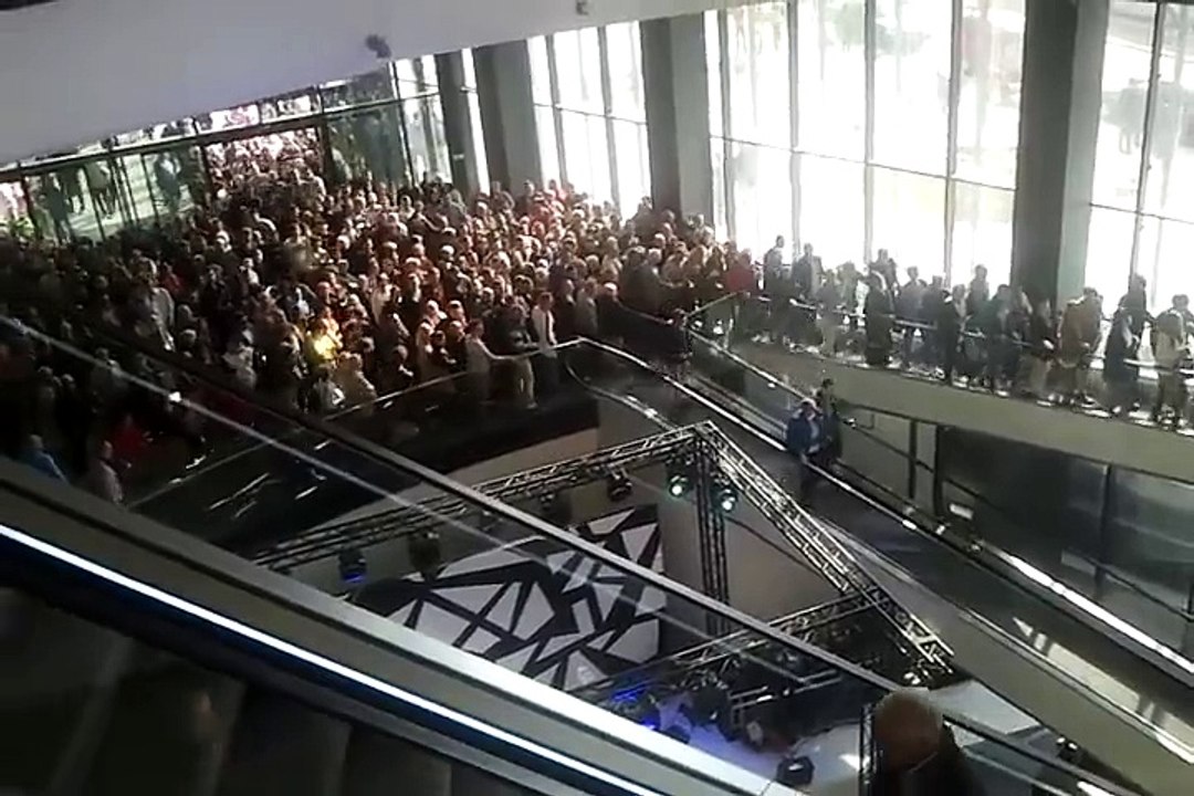 Deux vieux prennent l'escalator à l'envers pour un hamburger