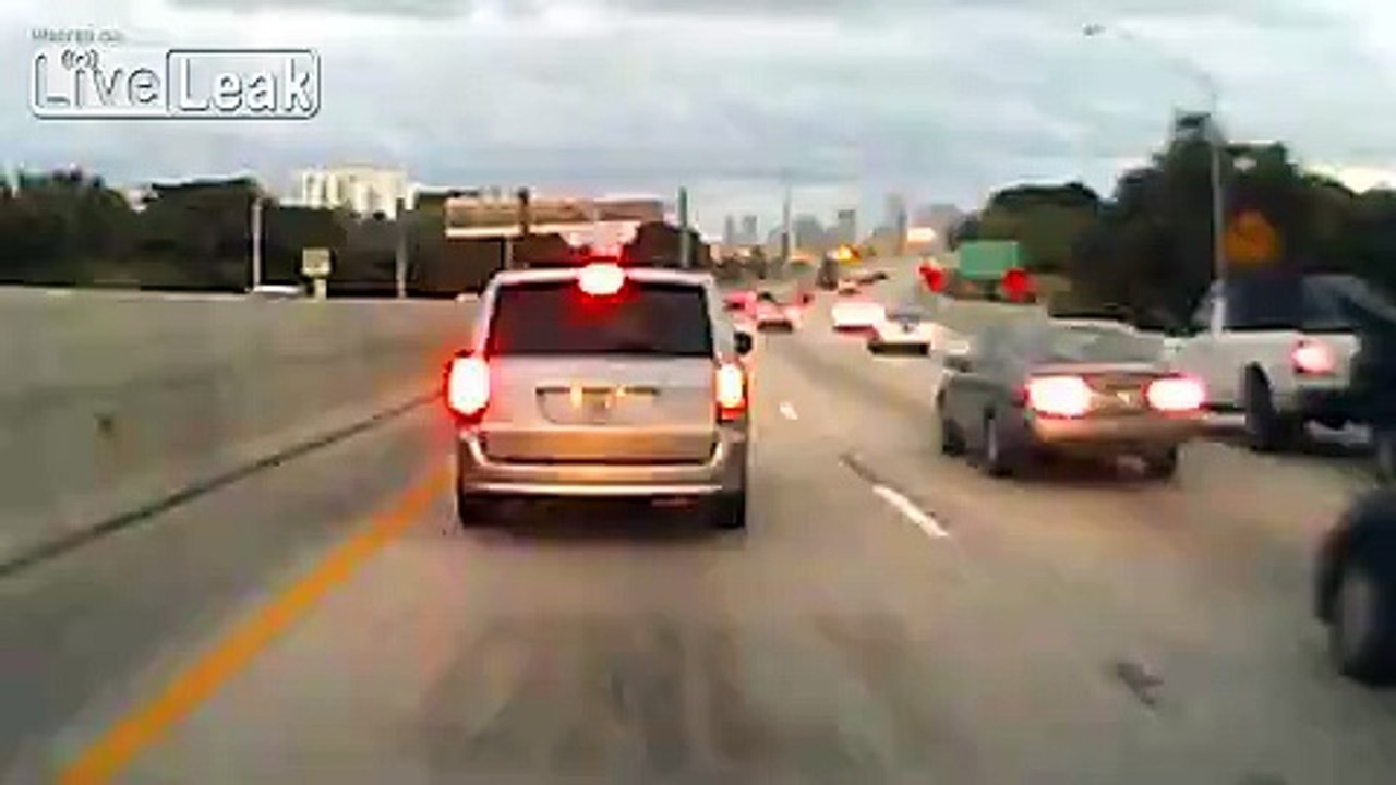 LiveLeak.com - Near Sideswipe - Close Call!
