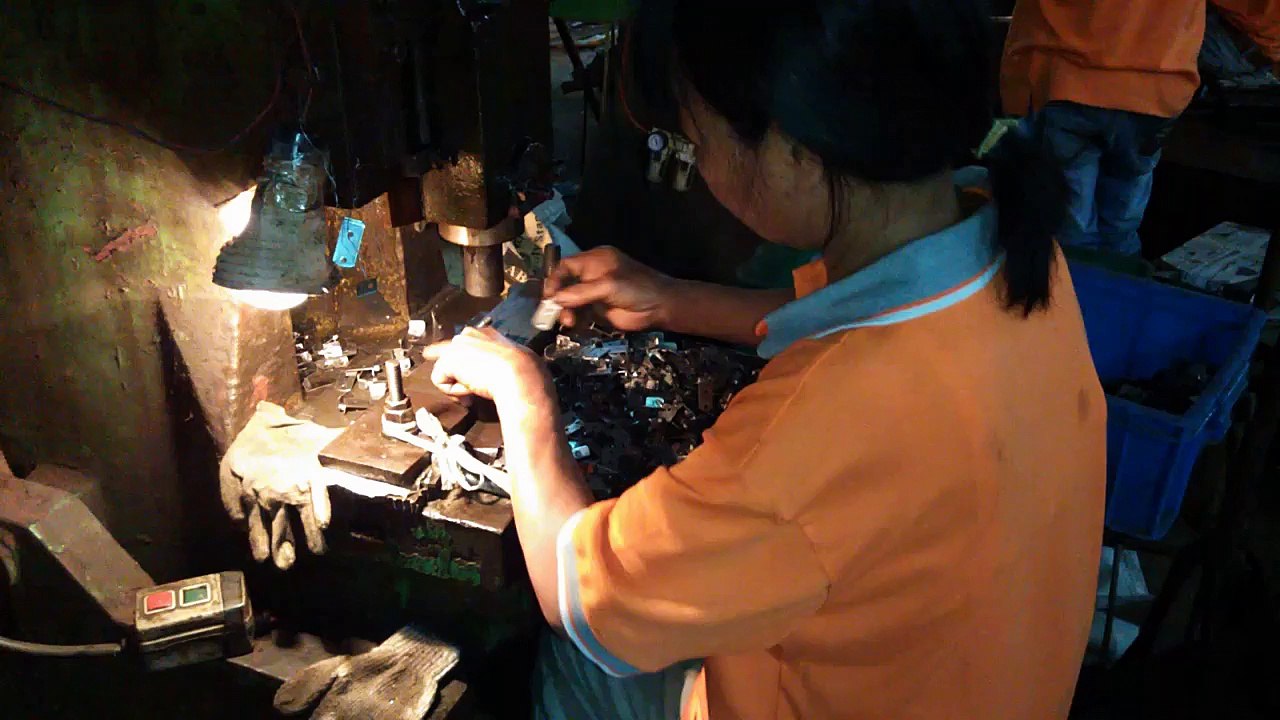 China Sourcing and Import Purchasing Agent: Connecting Bracket / Production 1