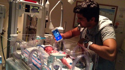 Maulana Tariq Jameel Giving Azaan in Veena’s Baby Ear from Mecca